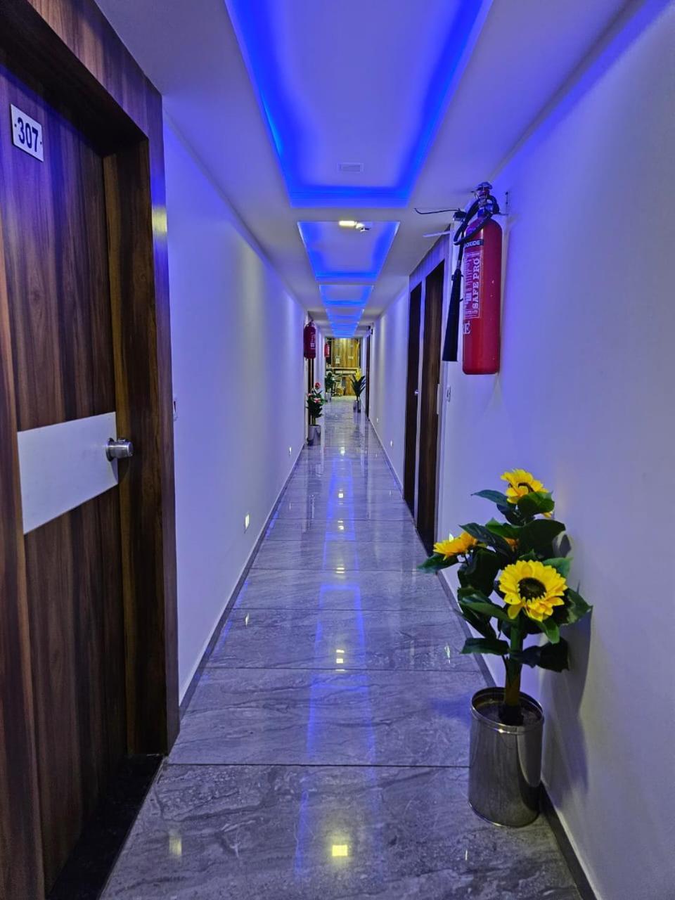 Hotel Ozone,Amhedabad Dış mekan fotoğraf